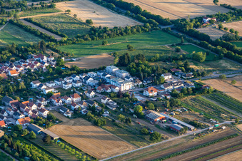 Vue aérienne de Neustadter Straße à Lingenfeld dans le département Rhénanie-Palatinat, Allemagne
