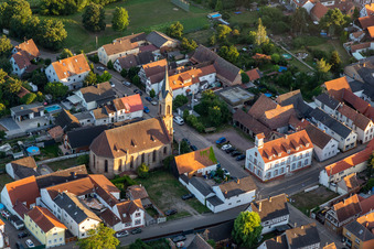 Vue oblique de Christ Church - Paroisse protestante Lustadt à le quartier Niederlustadt in Lustadt dans le département Rhénanie-Palatinat, Allemagne