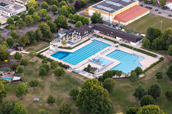 Vue aérienne de Queichtalbad à Offenbach an der Queich dans le département Rhénanie-Palatinat, Allemagne