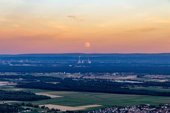 Vue aérienne de Lever de lune sur le Bienwald à Rohrbach dans le département Rhénanie-Palatinat, Allemagne