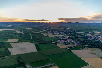 Vue aérienne de Coucher de soleil à le quartier Billigheim in Billigheim-Ingenheim dans le département Rhénanie-Palatinat, Allemagne