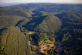 Château de Berwartstein à Erlenbach bei Dahn dans le département Rhénanie-Palatinat, Allemagne depuis l'avion