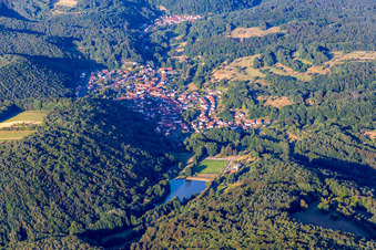 Vue aérienne de SV Silz derrière le lac Silz à Silz dans le département Rhénanie-Palatinat, Allemagne