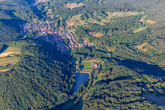 Vue aérienne de SV Silz derrière le lac Silz à Silz dans le département Rhénanie-Palatinat, Allemagne