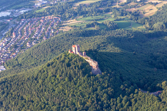 Château de Trifels à Annweiler am Trifels dans le département Rhénanie-Palatinat, Allemagne vue d'en haut