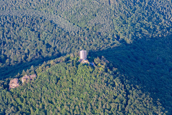 Vue aérienne de Ruines du château de Scharfenberg avec échafaudages à Leinsweiler dans le département Rhénanie-Palatinat, Allemagne