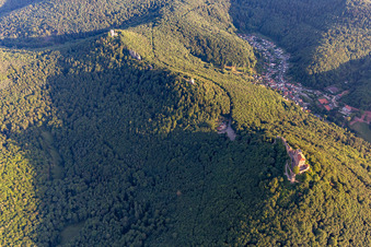 Vue aérienne de Les 3 châteaux Trifels, Anebos et Münz à Leinsweiler dans le département Rhénanie-Palatinat, Allemagne