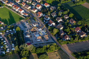 Vue aérienne de Klingener Straße à le quartier Ingenheim in Billigheim-Ingenheim dans le département Rhénanie-Palatinat, Allemagne
