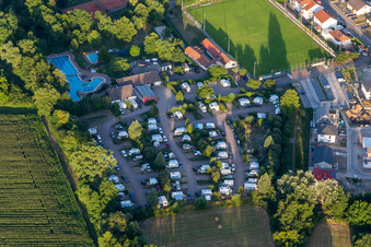 Vue aérienne de Camping dans le Klingbachtal à le quartier Ingenheim in Billigheim-Ingenheim dans le département Rhénanie-Palatinat, Allemagne