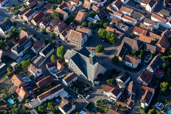 Vue aérienne de Église Sainte-Gertrude Leimersheim à Leimersheim dans le département Rhénanie-Palatinat, Allemagne