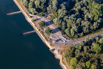 Vue aérienne de Épis secs et pas de service de ferry sur le Rhin en raison des basses eaux à Leimersheim dans le département Rhénanie-Palatinat, Allemagne