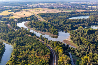 Vue aérienne de Le Vieux Rhin à marée basse à le quartier Leopoldshafen in Eggenstein-Leopoldshafen dans le département Bade-Wurtemberg, Allemagne