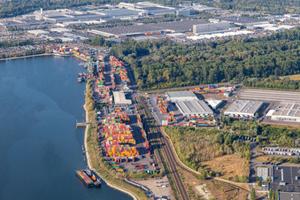 Vue aérienne de Contargo Wörth-Karlsruhe GmbH dans le port à conteneurs à Wörth am Rhein dans le département Rhénanie-Palatinat, Allemagne