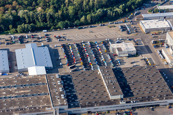 Vue aérienne de Camions neufs stationnés à l'usine Mercedes-Benz de Wörth de Daimler Truck AG à le quartier Maximiliansau in Wörth am Rhein dans le département Rhénanie-Palatinat, Allemagne