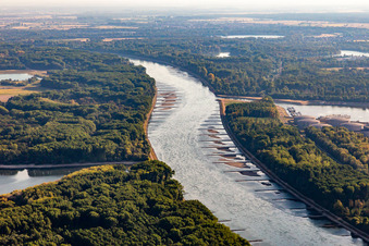 Vue aérienne de Épis et bancs de sable secs dans le Rhin en raison des basses eaux à le quartier Knielingen in Karlsruhe dans le département Bade-Wurtemberg, Allemagne