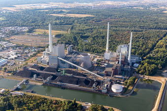 Vue aérienne de La centrale à vapeur du port rhénan d'EnBW est bloquée en raison du faible niveau des eaux du Rhin à le quartier Daxlanden in Karlsruhe dans le département Bade-Wurtemberg, Allemagne