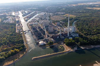 Vue aérienne de La centrale à vapeur du port rhénan d'EnBW est bloquée en raison du faible niveau des eaux du Rhin à le quartier Daxlanden in Karlsruhe dans le département Bade-Wurtemberg, Allemagne