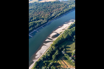 Vue aérienne de Épis et bancs de sable secs dans le Rhin en raison des basses eaux à Hagenbach dans le département Rhénanie-Palatinat, Allemagne