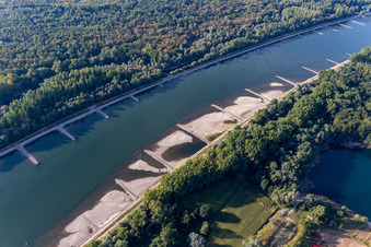 Vue aérienne de Épis et bancs de sable secs dans le Rhin en raison des basses eaux à Hagenbach dans le département Rhénanie-Palatinat, Allemagne