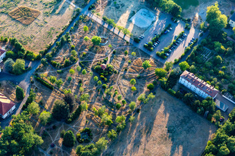 Vue aérienne de Parc du Campus Lachen / Maison mère des diaconesses Lachen dans le DGD eV à le quartier Speyerdorf in Neustadt an der Weinstraße dans le département Rhénanie-Palatinat, Allemagne