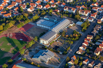 Vue aérienne de Siebenpfeiffer-Realschule plus et école technique Haßloch à Haßloch dans le département Rhénanie-Palatinat, Allemagne