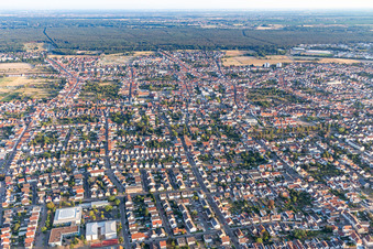 Vue aérienne de Vue de la ville depuis le nord à Haßloch dans le département Rhénanie-Palatinat, Allemagne