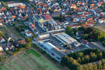 Vue aérienne de Atelier de réparation automobile Günter's Garage, Löwen-Brennerei GmbH à le quartier Niederlustadt in Lustadt dans le département Rhénanie-Palatinat, Allemagne