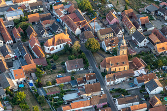 Vue aérienne de Église évangélique d'Oberlustadt, Église des Apôtres - Paroisse protestante Lustadt à le quartier Niederlustadt in Lustadt dans le département Rhénanie-Palatinat, Allemagne