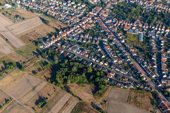 Vue aérienne de Brahmstr à le quartier Iggelheim in Böhl-Iggelheim dans le département Rhénanie-Palatinat, Allemagne