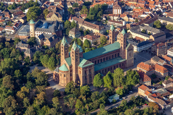 Cathédrale à Speyer à Speyer dans le département Rhénanie-Palatinat, Allemagne hors des airs