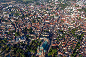 Vue aérienne de Maximilianstraße de la cathédrale à l'Altpörtel à Speyer dans le département Rhénanie-Palatinat, Allemagne