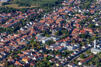 Vue aérienne de Hôtel de ville École primaire Place du marché à Kandel dans le département Rhénanie-Palatinat, Allemagne