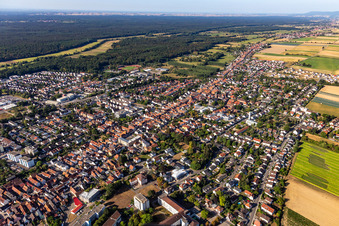 Vue aérienne de Main Street et Saas Street depuis le nord-est à Kandel dans le département Rhénanie-Palatinat, Allemagne