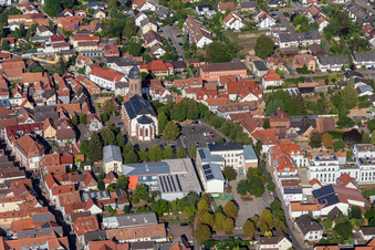Vue aérienne de Hôtel de ville École primaire Place du marché Église Saint-Georges à Kandel dans le département Rhénanie-Palatinat, Allemagne