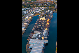 Vue aérienne de Werftstraße dans les ports rhénans de Karlsruhe depuis l'ouest à le quartier Mühlburg in Karlsruhe dans le département Bade-Wurtemberg, Allemagne