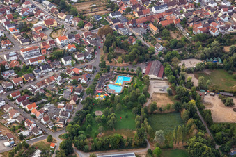 Vue aérienne de Piscine extérieure Graben-Neudorf à le quartier Graben in Graben-Neudorf dans le département Bade-Wurtemberg, Allemagne
