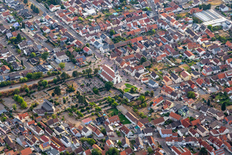 Vue aérienne de Cimetière Neudorf à le quartier Neudorf in Graben-Neudorf dans le département Bade-Wurtemberg, Allemagne