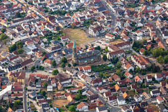 Vue aérienne de Église paroissiale catholique de Sainte-Barbe à Forst dans le département Bade-Wurtemberg, Allemagne