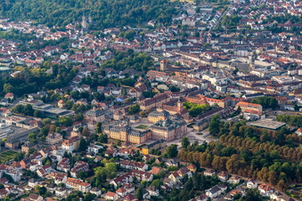 Vue aérienne de Jardin du palais et palais Bruchsal à Bruchsal dans le département Bade-Wurtemberg, Allemagne
