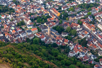Vue aérienne de Église paroissiale Saint-Côme et Saint-Damien à Untergrombach à le quartier Untergrombach in Bruchsal dans le département Bade-Wurtemberg, Allemagne