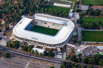 Vue oblique de Nouveau chantier du Wildparkstadion du Karlsruher Sport-Club GmbH & Co. KGaA à le quartier Innenstadt-Ost in Karlsruhe dans le département Bade-Wurtemberg, Allemagne