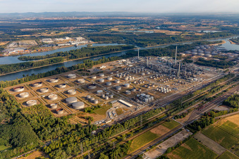 Vue aérienne de Raffinerie d'huile minérale du Rhin supérieur à le quartier Knielingen in Karlsruhe dans le département Bade-Wurtemberg, Allemagne