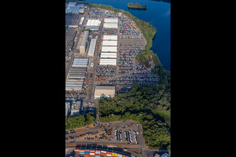 Vue aérienne de Camions neufs stationnés à l'usine de Wörth de Daimler Truck AG, Mercedes-Benz à le quartier Maximiliansau in Wörth am Rhein dans le département Rhénanie-Palatinat, Allemagne