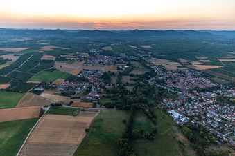 Vue aérienne de Et Billigheim-Ingenheim au coucher du soleil à le quartier Mühlhofen in Billigheim-Ingenheim dans le département Rhénanie-Palatinat, Allemagne