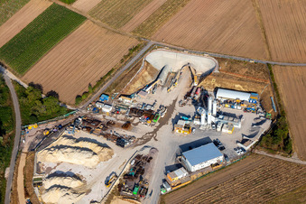 Chantier de construction du portail est du tunnel Astrid pour le passage souterrain et le contournement de Bad Bergzabern entre la B38 (Weinstraße) et la B427 (Kurtalstraße) à Dörrenbach dans le département Rhénanie-Palatinat, Allemagne d'un drone