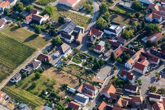 Château Oberotterbach à Oberotterbach dans le département Rhénanie-Palatinat, Allemagne hors des airs