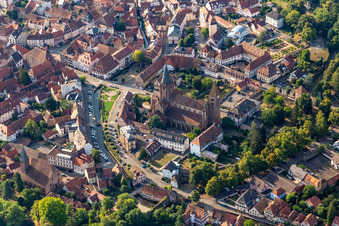 Vue aérienne de Abbatiale Saint-Pierre-et-Paul Saint-Pierre-et-Saint-Paul à Wissembourg dans le département Bas Rhin, France
