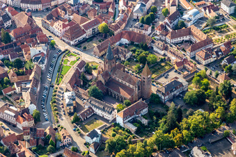 Vue aérienne de Abbatiale Saint-Pierre-et-Paul Saint-Pierre-et-Saint-Paul à Wissembourg dans le département Bas Rhin, France