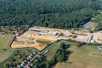 Vue aérienne de Zone industrielle sur le site de l'ancienne caserne à Drachenbronn-Birlenbach dans le département Bas Rhin, France