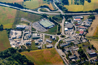 Vue aérienne de Zone commerciale à Soultz-sous-Forêts dans le département Bas Rhin, France